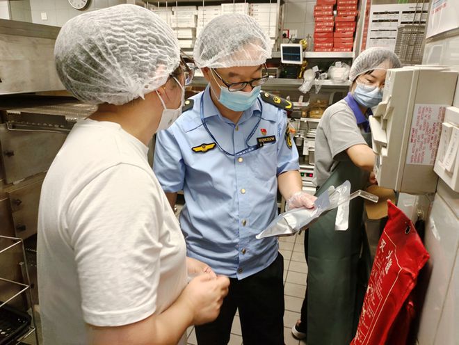 食品安全監管再升級 多地市場監管部門突擊檢查必勝客，無錫兩店被立案調查